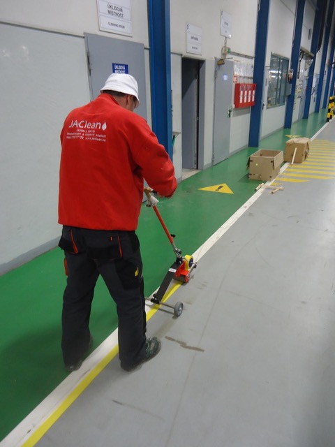 Mitarbeiter beim Verlegen des Markierungsbands